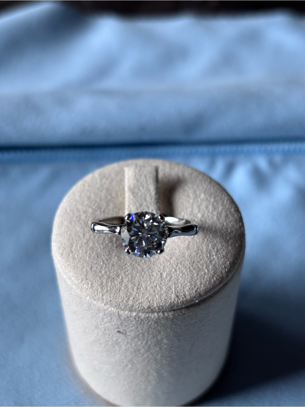 Classic 2 ct Solitaire Round-Cut mossinite diamond Engagement Ring - Clear